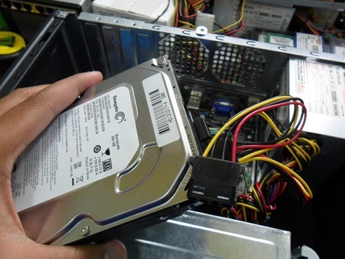 Rút ổ cứng khỏi PC không an toàn khiến ổ cứng bị RAW