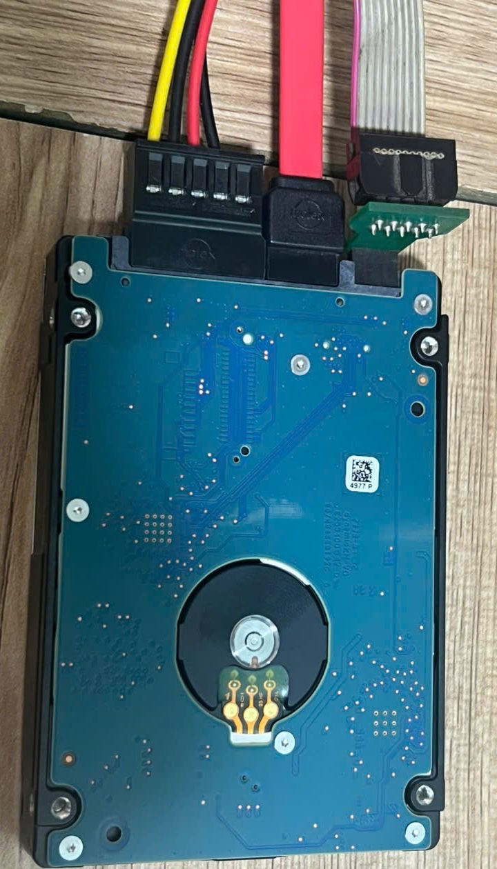Mặt sau PCB ổ Seagate BarraCuda 5TB sau khi thay đầu đọc mới trong phòng sạch, đang kết nối với PC-3000 Portable-III