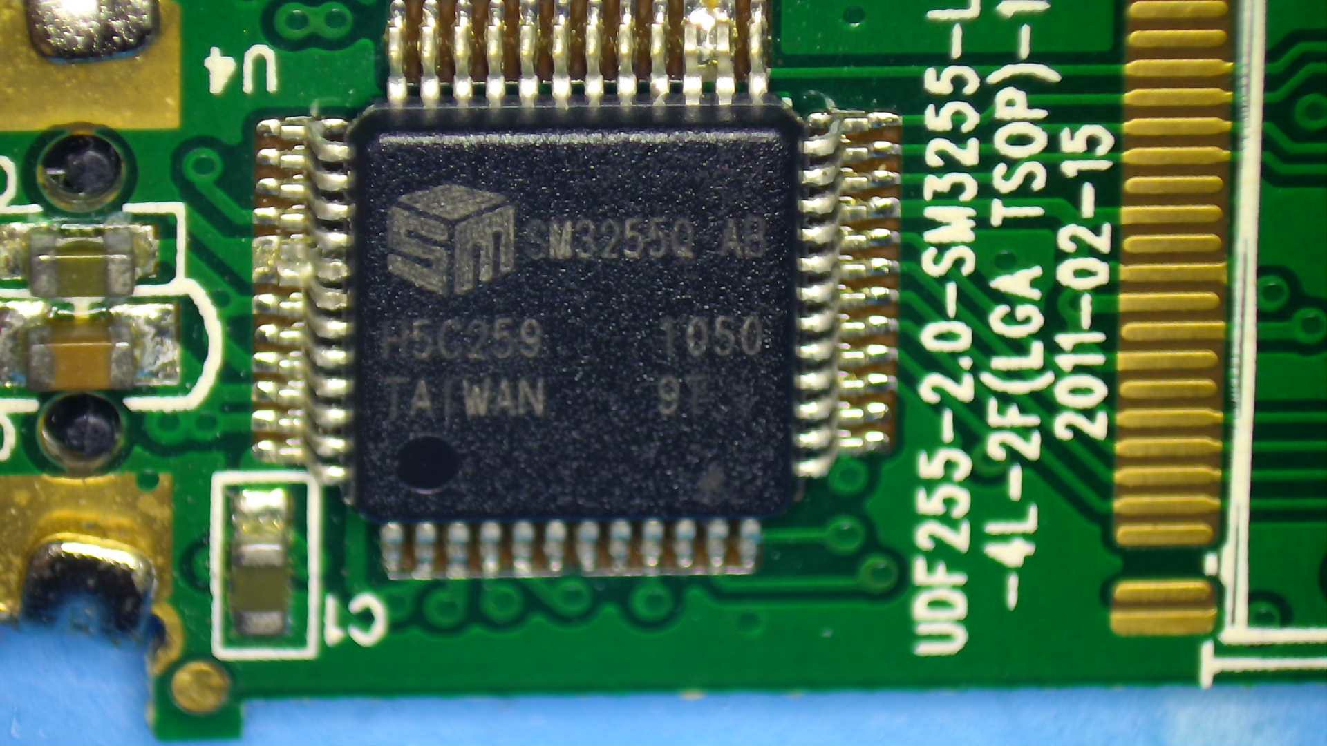 Chip controller Silicon Motion SM3255Q-AB bên trong USB flash drive