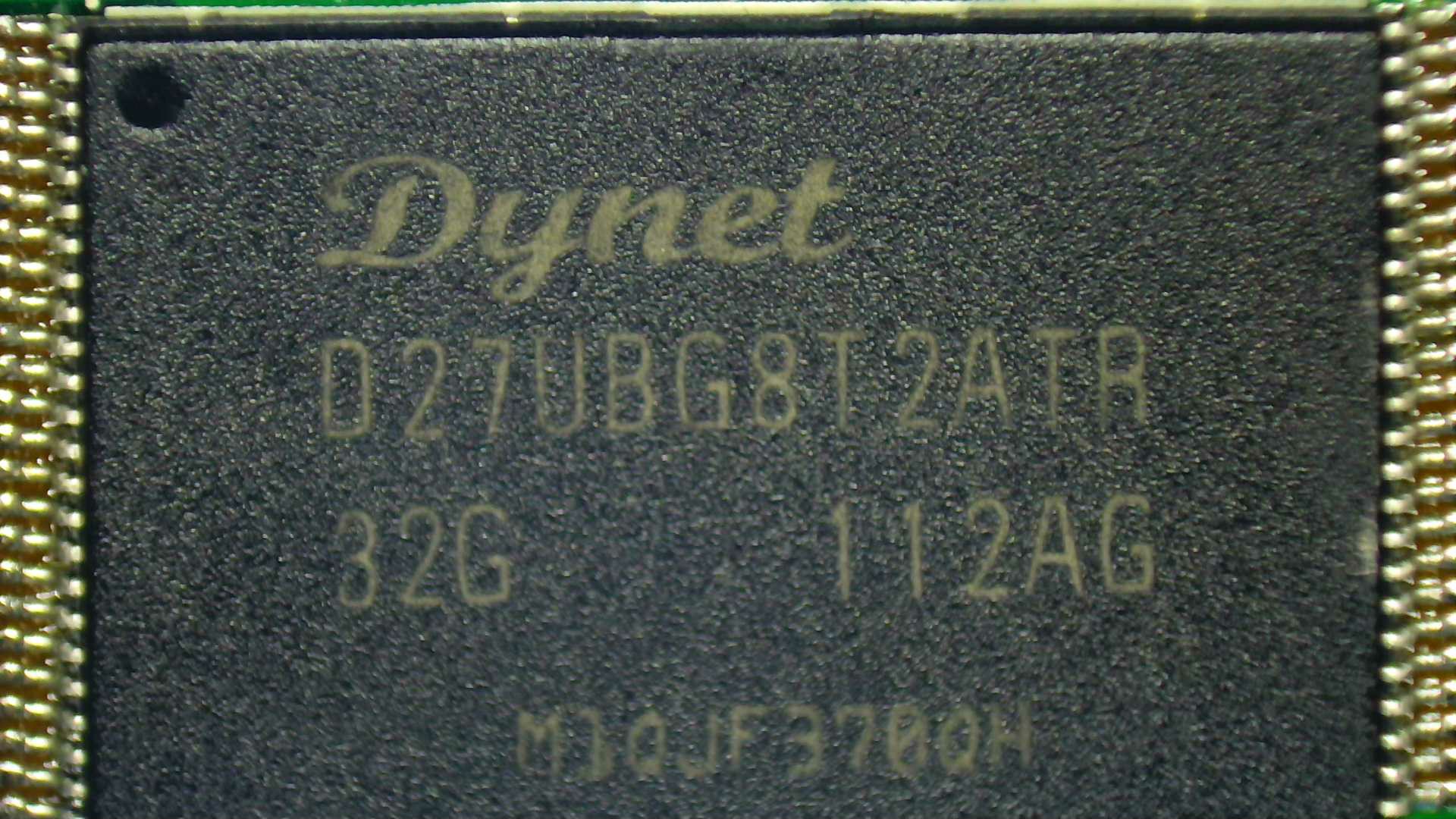 Chip NAND Flash Dynet D27UBG8T2ATR 32G TSOP bên trong USB flash drive