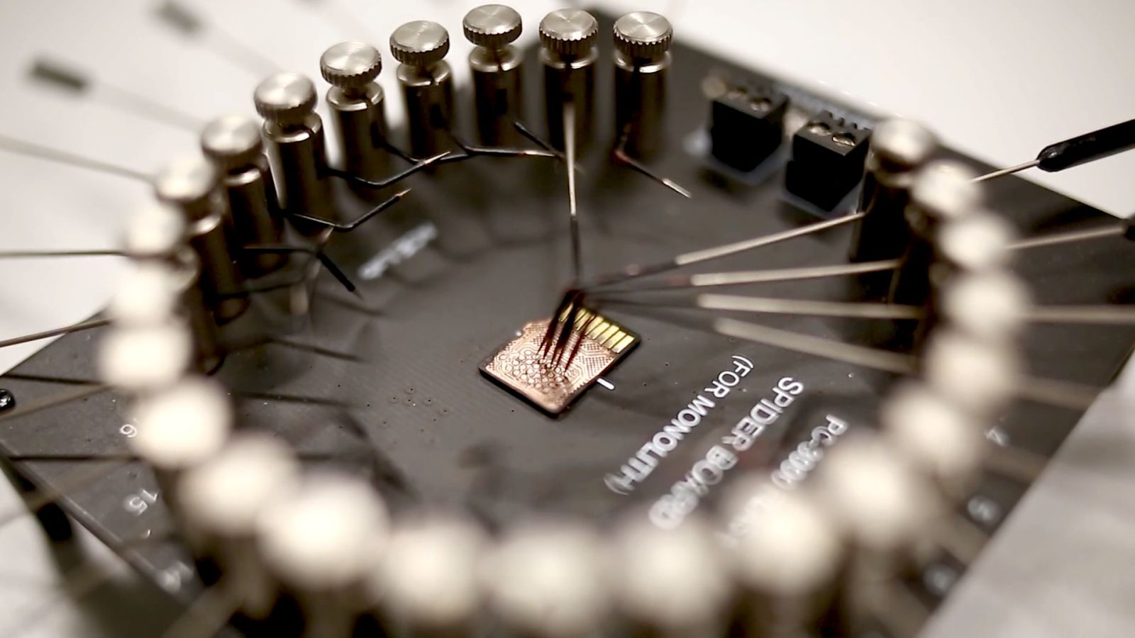 PC-3000 Spider Board đọc chip monolith bằng kim d&ograve;, kh&ocirc;ng cần th&aacute;o ch&acirc;n chip