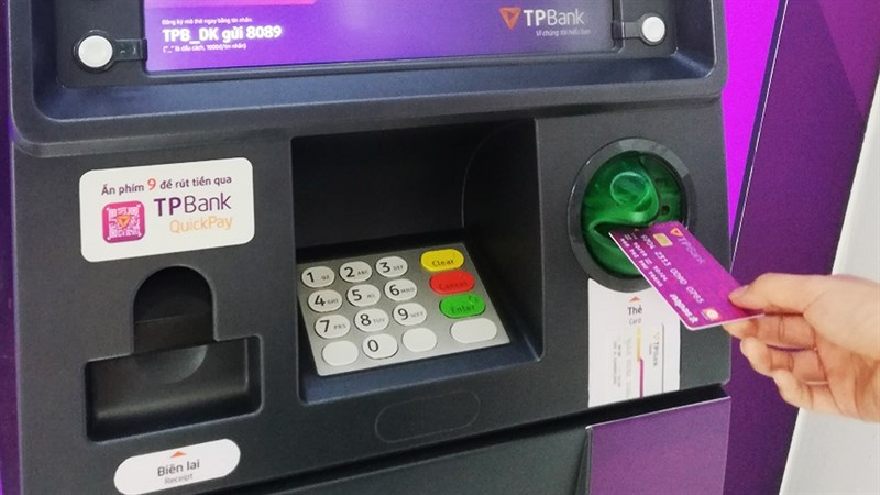 Đưa thẻ v&agrave;o m&aacute;y ATM
