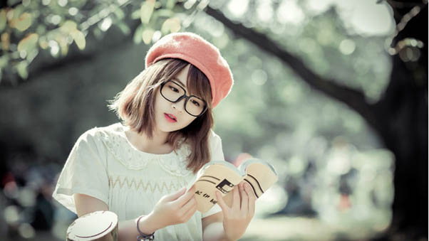 H&igrave;nh nền g&aacute;i xinh đọc s&aacute;ch