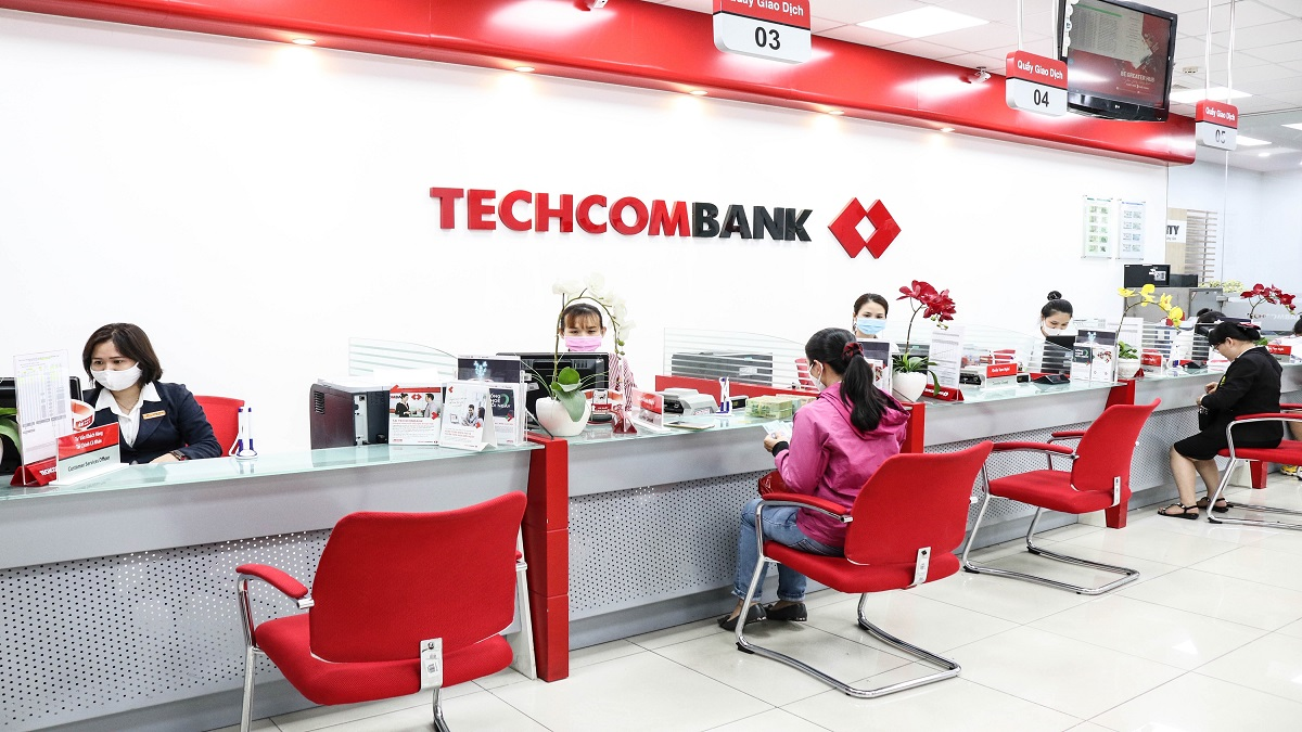 L&agrave;m lại thẻ ng&acirc;n h&agrave;ng tại quầy giao dịch 