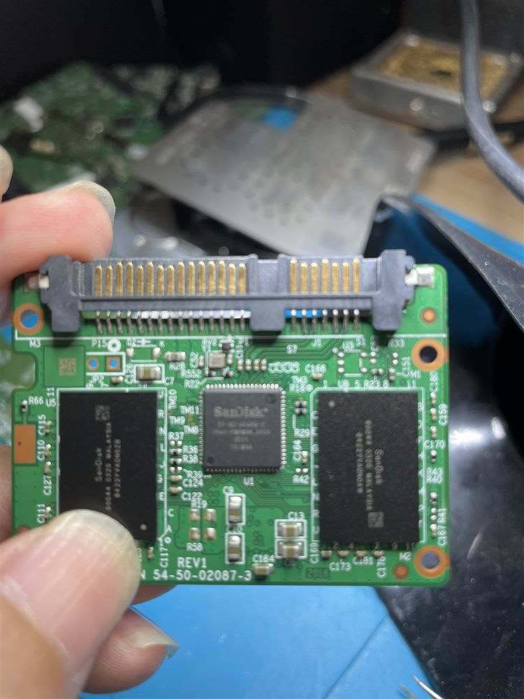 Controller SanDisk tr&ecirc;n bo mạch SSD WD Green