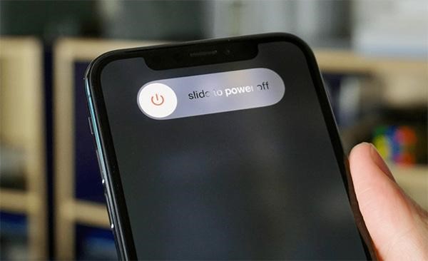 Tắt nguồn điện thoại để qu&aacute; tr&igrave;nh sạc pin được diễn ra nhanh hơn