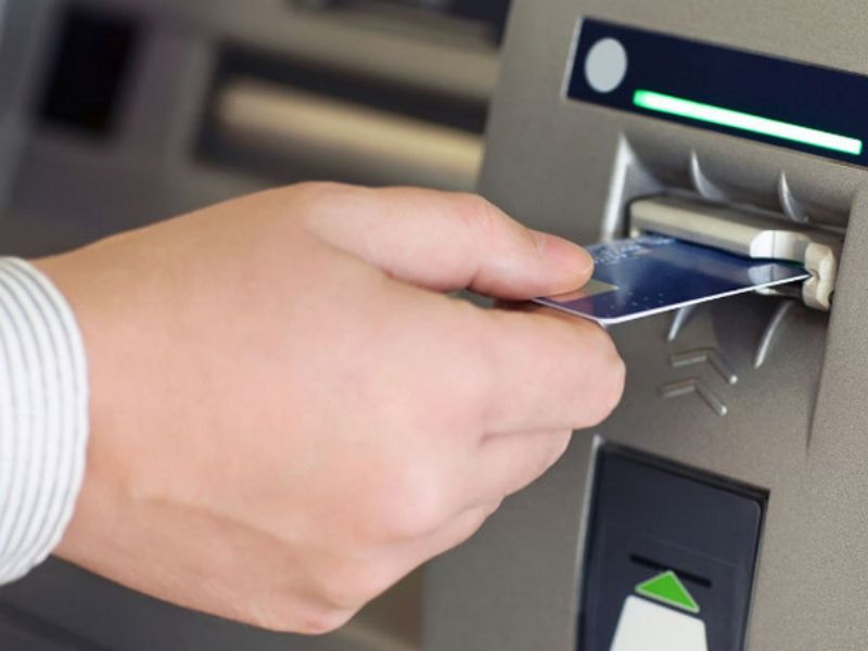 Thẻ ATM bị biến dạng cong, gãy