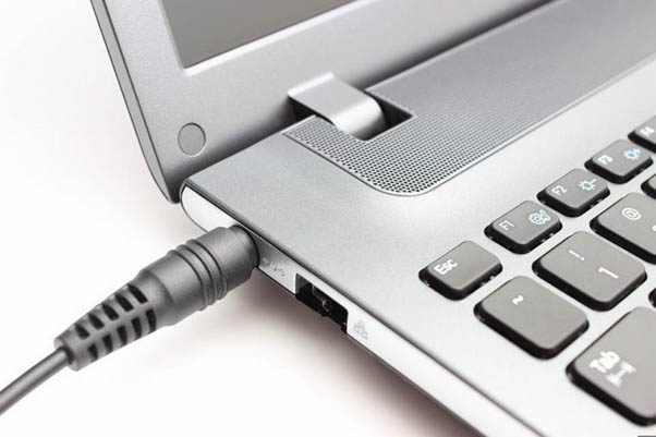 Vừa dùng Laptop vừa sạc pin trong thời gian lâu